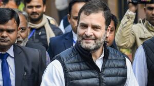 Rahul Gandhi Helps Barber